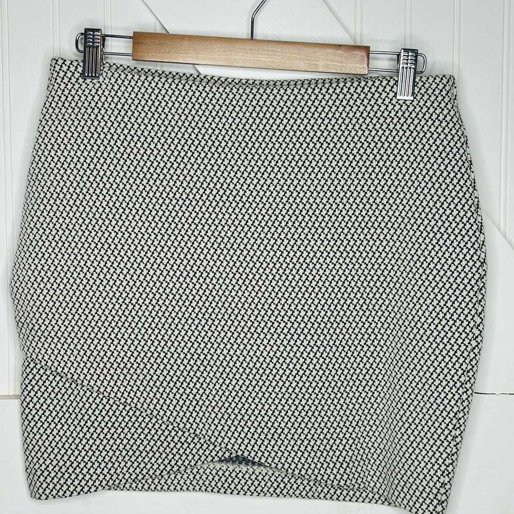 H&M Black and Off White‎ Mini Skirt Size Small